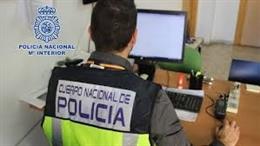 Un agente de Policía Nacional