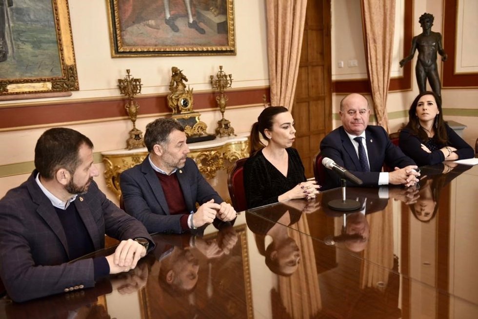 La delegada territorial de Justicia, Administración Local y Función Pública, Teresa Pardo se ha reunido con el alcalde de Antequera, Manolo Barón, y con la presidenta de la ELA de Bobadilla Estación, Diana Ramos.