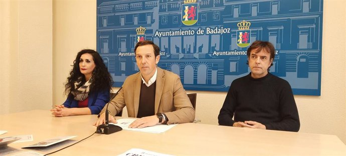 El teniente de alcalde de Badajoz Antonio Cavacasillas en la presentación de actividades por el 8M