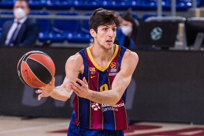Archivo - Leandro Bolmaro of Fc Barcelona in action during the Turkish Airlines EuroLeague Play-offs game 5 match between Fc Barcelona  and Zenit St. Petersburgo at Palau Blaugrana on May 04, 2021 in Barcelona, Spain.