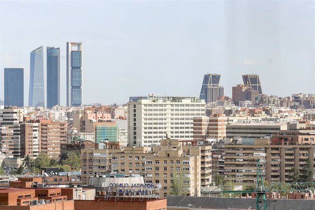 Archivo - Una de las vistas de Madrid que se pueden contemplar desde el Faro de Moncloa, a 3 de abril de 2021