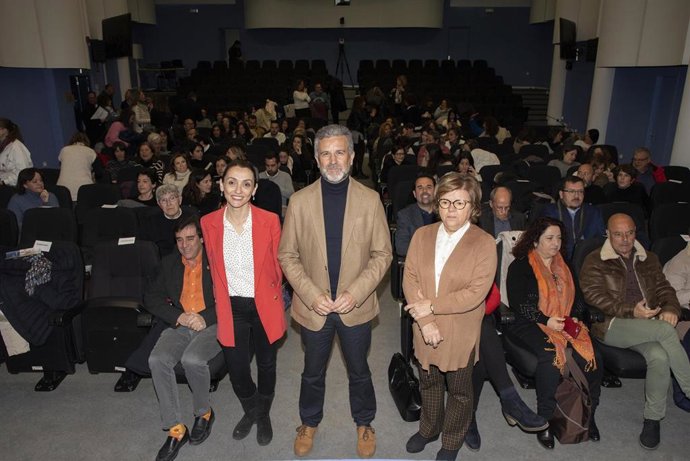 El presidente del IPBS, Francisco Ángel Sánchez, junto a la delegada de Inclusión Social de la Junta en Córdoba, Dolores Sánchez (dcha.), y a la vicerrectora de Iguadad de la UCO, Sara Pinzi, en la inauguración de las jornadas sobre servicios sociales.