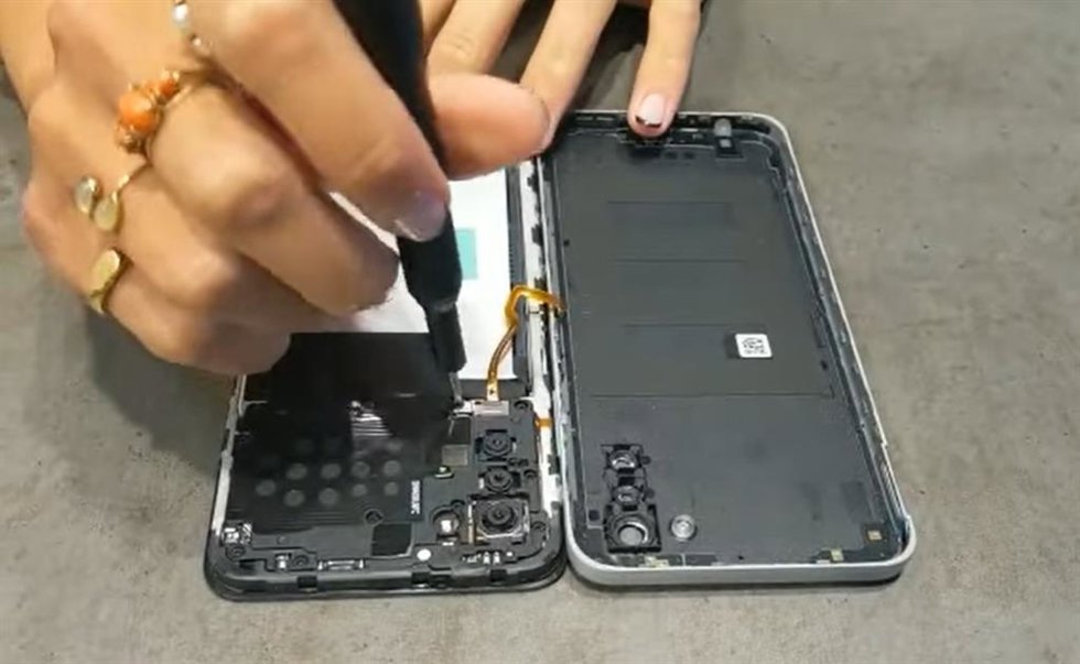 Nokia G22 abierto para cambiar la batería