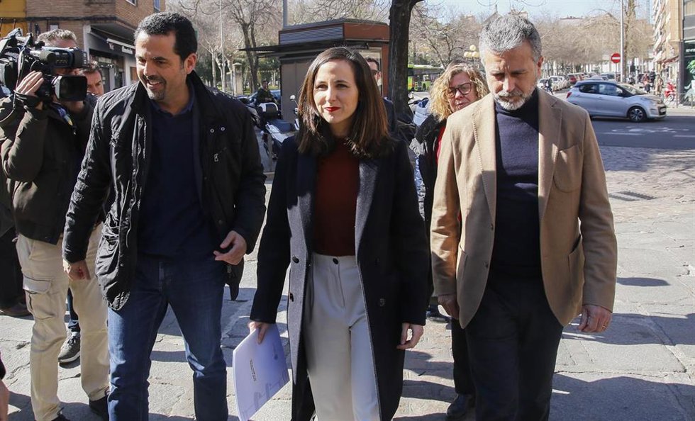 La ministra de Derechos Sociales y Agenda 2030, Ione Belarra, (centro) antes del encuentro 'Nuevos derechos. Presente y futuro de los servicios sociales' en la Facultad de Ciencias del Trabajo en Córdoba (Andalucía, España).