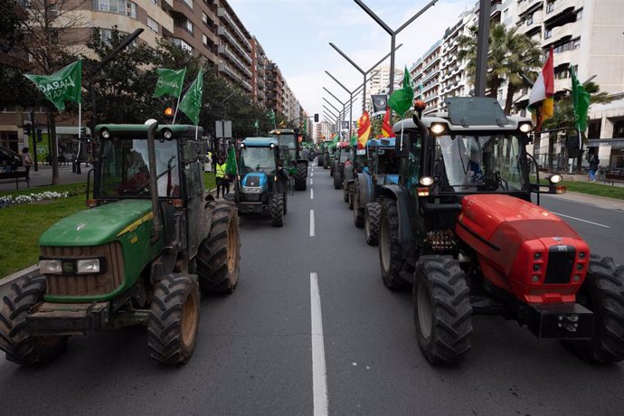 Varias personas conducen sus tractores durante una manifestación bajo el lema: 'El campo necesita hechos, las palabras no alimentan', a 2 de marzo de 2023, en Logroño, La Rioja (España)