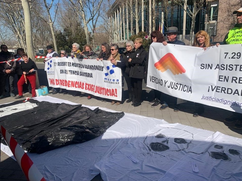 Performance realizada frente a la Asamblea de Madrid por Marea de Residencias y Verdad y Justicia para recordar a los fallecidos en residencias de la Comunidad durante la pimera ola de la pandemia.