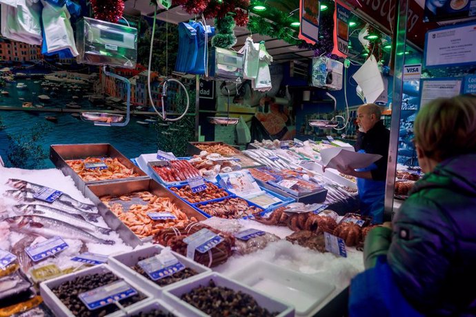 Archivo - Un pescadero atiende a los clientes que compran en la tienda de comestibles Los Mares Alimentación, en el barrio de Prosperidad, a 24 de diciembre de 2022, en Madrid (España). A la subida de precios típica de estas fechas de los alimentos fr