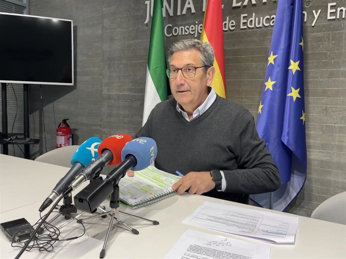 El secretario general de Empleo de la Junta de Extremadura, Javier Luna, valora en rueda de prensa los datos de paro en febrero