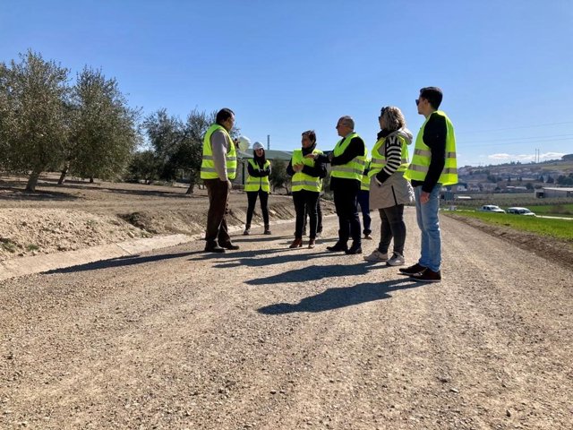 Visita a las obras en el camino rural.