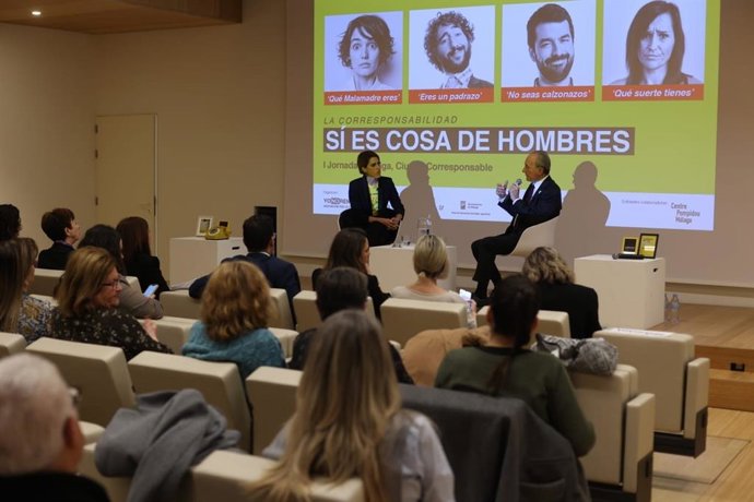 El alcalde de Málaga, Francisco de la Torre, y la presidenta de la asociación Yo no renuncio, Laura Baena, durante la celebración de la primera edición de esta jornada sobre corresponsabilidad.