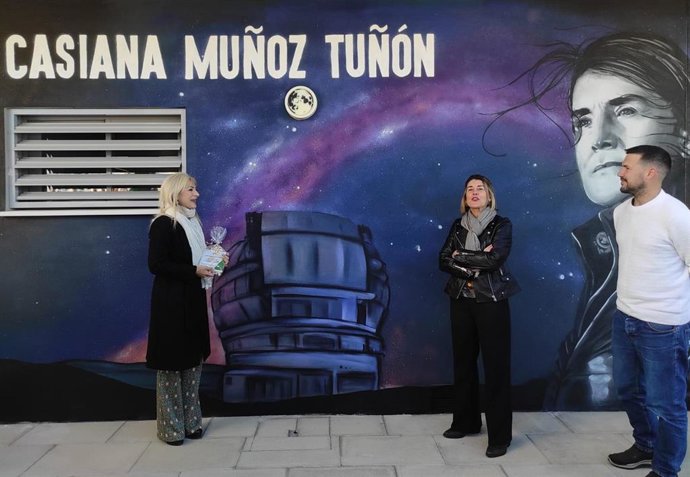 Patricia del Pozo (izda.) habla con Casiana Muñoz Tuñón (centro), junto al autor del mural dedicado a la astrofísica cordobesa en el instituto que lleva su nombre.