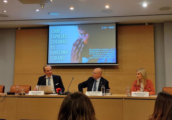 El presidente de Prisoners Defenders, Javier Larrondo, el presidente de la Subcomisión de Extranjería y Protección Internacional de CGAE, Blas Jesús Imbroda, y la vicepresidenta del Parlamento Europeo, Dita Charanzová.