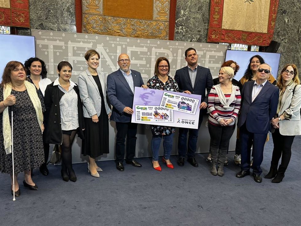 Foto de familia tras la presentación del cupón de la ONCE en el Cabildo de Tenerife