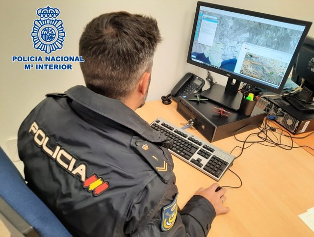 Policía en labores de control de seguridad aérea