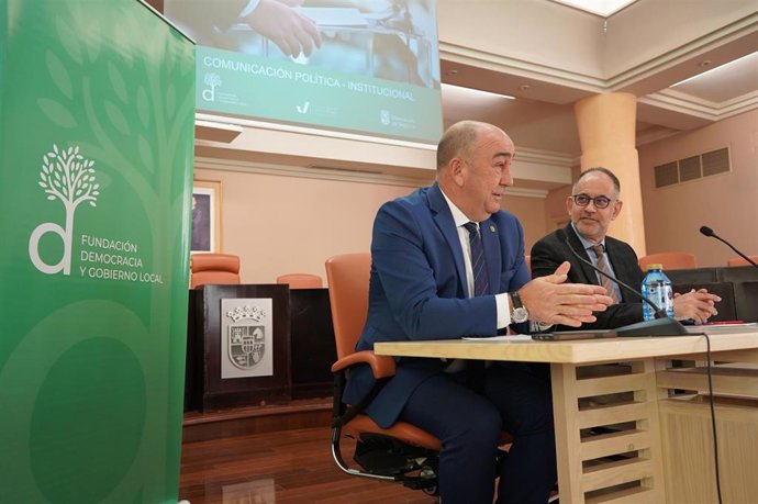 De Vicnete y Galán (D) durante la jornada sobre comunicación institucional.