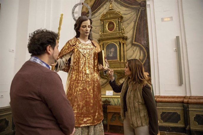 La delegada de Gobierno Interior de la Diputación de Córdoba, Felisa Cañete, se interesa por la imagen de San Lorenzo recuperada.