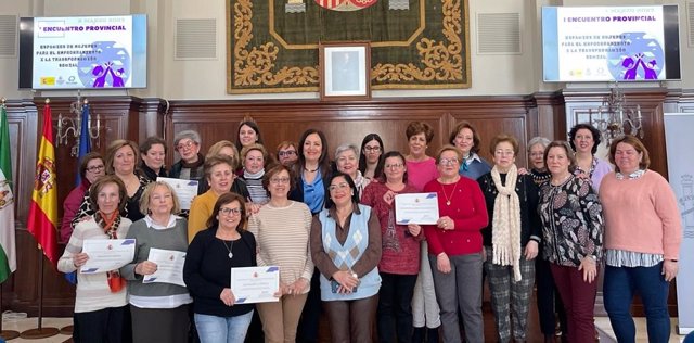 Reconocimiento a mujeres en el I Encuentro Provincial de Asocaciones de Mujeres