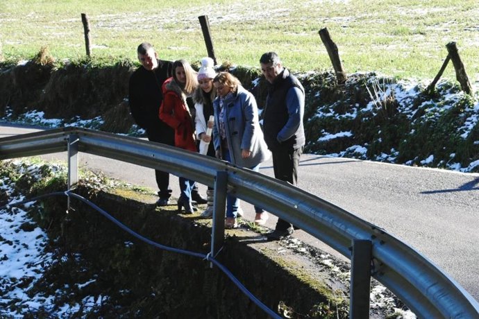 La diputada nacional del PP Paloma Gázquez, junto a la diputada regional Cristina Vega, la portavoz del PP en Tineo, Montse Fernández y los miembros de la Junta Local del PP en Tineo, David Rodríguez y Pedro González, en una visita al concejo.