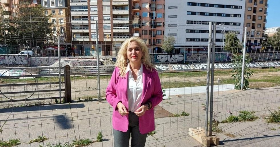La coordinadora local de Izquierda Unida Málaga, concejala en el Ayuntamiento de Málaga y candidata a la Alcaldía, Remedios Ramos, junto al puente del CAC