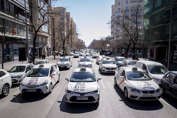 Taxistas manifestándose en Madrid contra el reglamento del sector promovido por el Gobierno regional