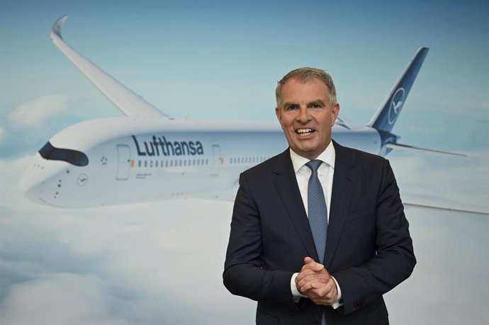 Archivo - 07 May 2019, North Rhine-Westphalia, Bonn: Carsten Spohr, Chairman of the Executive Board of the Lufthansa Group, poses for a picture during his company annual general meeting. Photo: Henning Kaiser/dpa