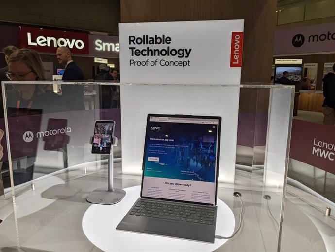 Los conceptos de móvil y ordenador portátil con paneles enrollables de Lenovo expuestos en MWC 2023