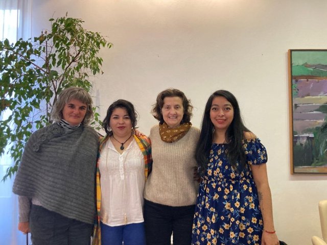 La consellera de Asuntos Sociales y Deportes, Fina Santiago y la coordinadora de la Oficina de Cooperación y de Solidaridad (OCDS) de la UIB, Ruth Escribano, con las activistas Dalila Arqueta y Katherin Cruz