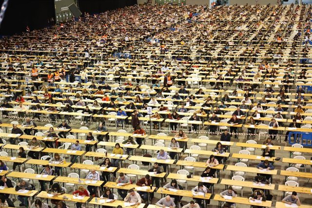 Archivo - Examen oposición para celador del Sergas de la Xunta de Galicia, en el recinto ferial de Silleda