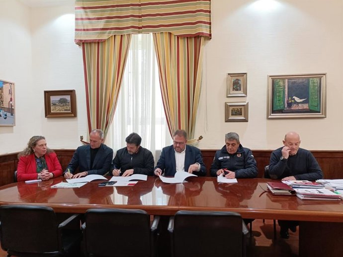 Firma del compromiso de cuatro puntos de aumento salarial retributivo valorado en 1,4 millones de euros este jueves en el Ayuntamiento de Mérida