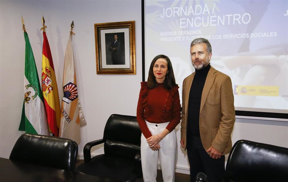La ministra de Derechos Sociales y Agenda 2030, Ione Belarra, con el presidente del Instituto Provincial de Bienestar Social (IPBS), Francisco Ángel Sánchez, en el encuentro 'Nuevos derechos. Presente y futuro de los servicios sociales'.