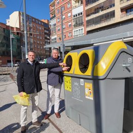 El concejal de Desarrollo Urbano, Luis García Copete, y el gerente de Ecoembes en Castilla y León, Jorge Serrano, en uno de los contenedores de la campaña 'Reciclos'.