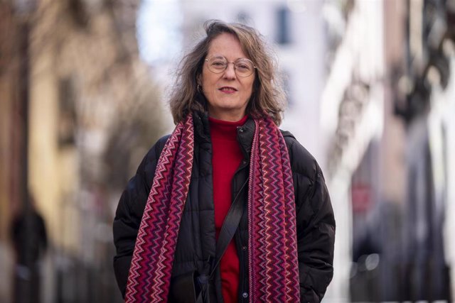 La escritora Marta Sanz posa tras una entrevista para Europa Press por su novela distópica 'Persianas metálicas bajan de golpe'