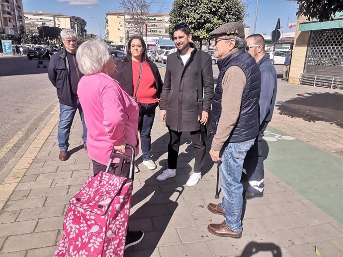 El candidato de IU-Podemos en las elecciones municipales Ismael Sánchez se reúne con vecinos del Parque Alcosa para abordar el problema de los 'pisos cárceles'.