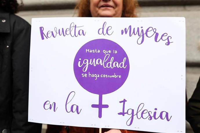 Archivo - Participante en una concentración de la Revuelta de Mujeres en la Iglesia.