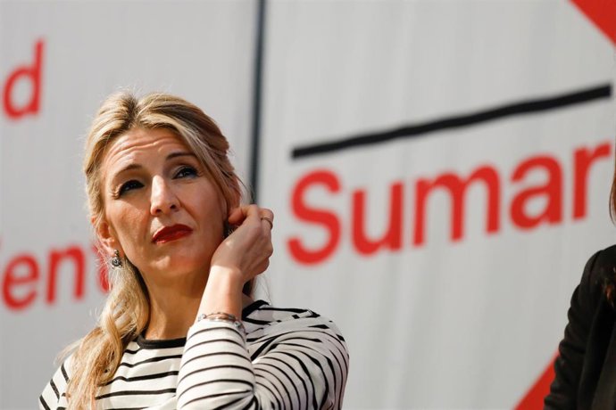A vicepresidenta segunda do Goberno e ministra de Traballo e Economía Social, Yolanda Díaz, escoita durante un acto de Sumar, a 25 de febreiro de 2023, en Murcia, Rexión de Murcia, (España).