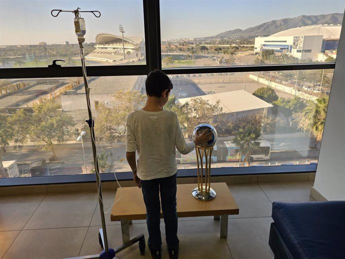 Los pacientes y empleados de Quirónsalud Málaga reciben la Copa del Rey 2023 de Unicaja Baloncesto