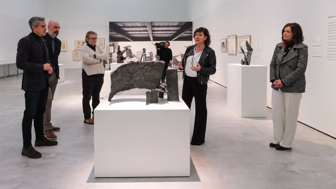 Inauguración de la exposición de Pablo Serrano La escultura como objeto vivo en Las Naves de Gamazo