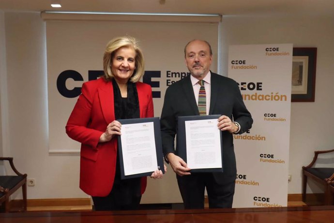 Acuerdo firmado entre la presidenta de la Fundación CEOE, Fátima Báñez, y el presidente del Comité Ejecutivo de la Fundación CYD, Javier Monzón