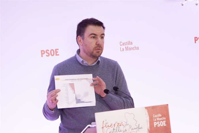 El diputado del grupo socialista en las Cortes de Castilla-La Mancha, Antonio Sánchez Requena, en rueda de prensa.