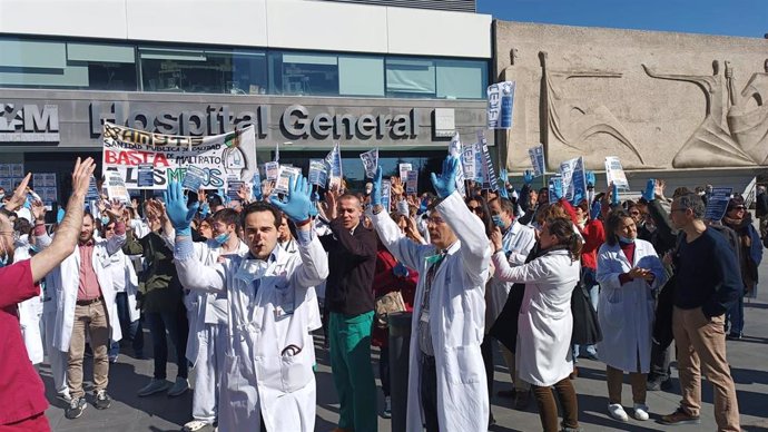 Concentración de médicos a las puertas del Hospital de La Paz