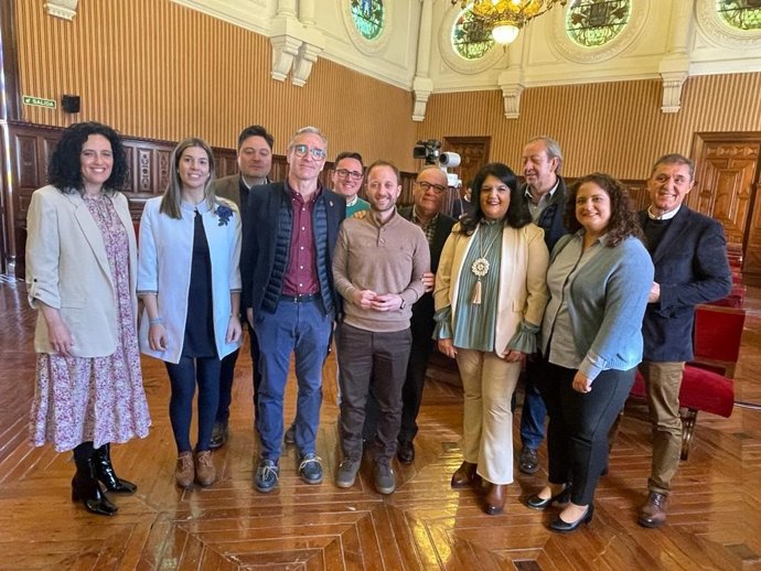 El presidente provincial del PP, Erik Domínguez, junto a los diputados provinciales