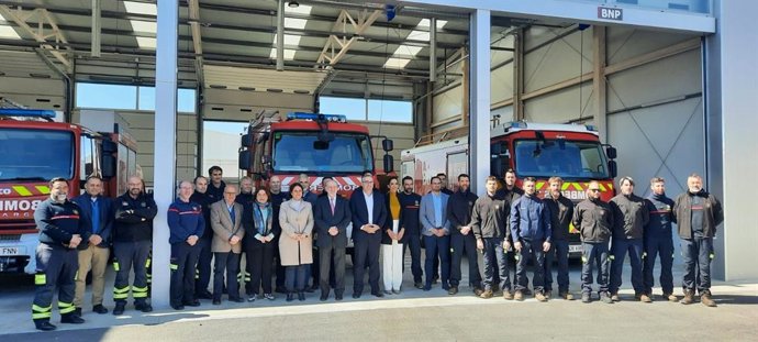 Villalobos y el alcalde de Los Palacios, en la inauguración del parque de bomberos de la localidad, con una inversión de 1,08 millones.