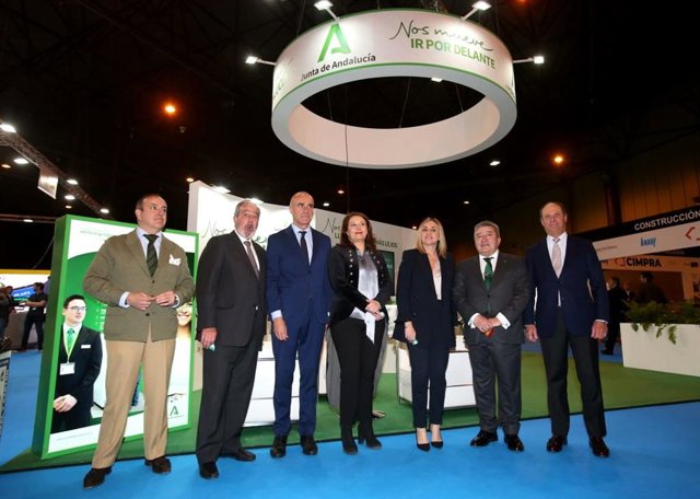 La consejera de Agricultura, Pesca, Agua y Desarrollo Rural, Carmen Crespo, y la consejera de Fomento, Articulación del Territorio y Vivienda, Marifrán Carazo, en la inauguración del I Salón de Infraestructuras Sostenibles de ANDALUCÍA (Insoan)