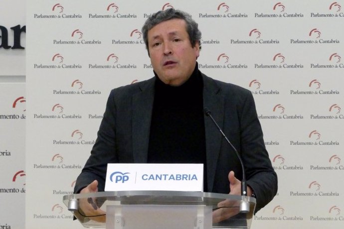 El portavoz del  PP en el Parlamento de Cantabria, Íñigo Fernández