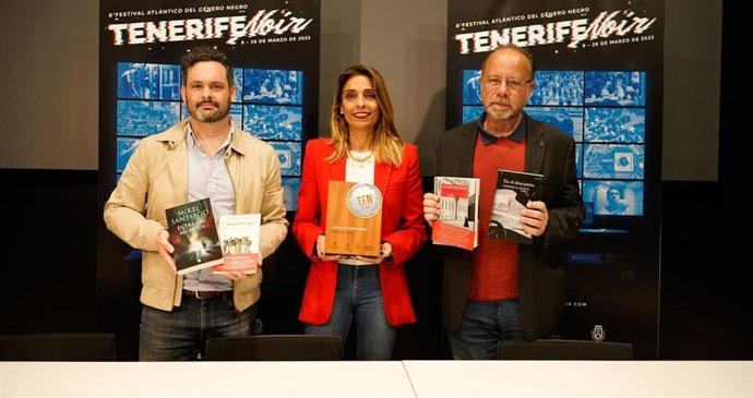 La concejala de Cultura del Ayuntamiento de Santa Cruz de Tenerife, Gladis de León; el periodista y crítico tinerfeño Eduardo García Rojas y el director y productor de esta iniciativa cultural, Alejandro Martín