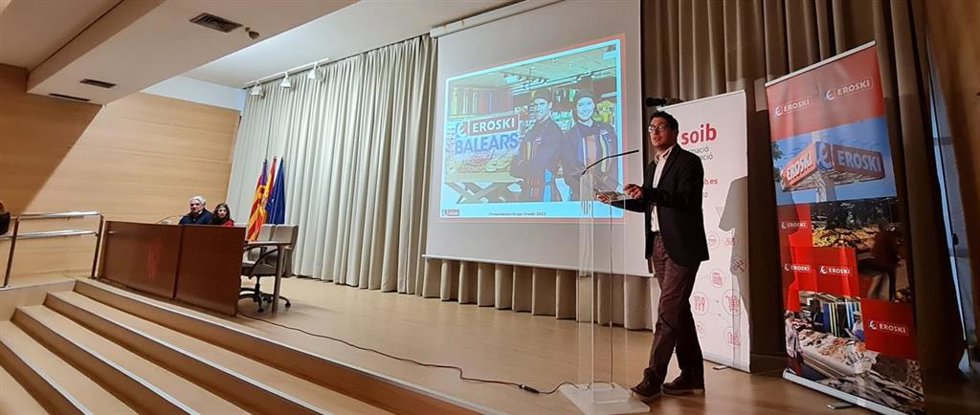 El conseller de Modelo Económico, Turismo y Trabajo, Iago Negueruela, visitando el 'Job Day' del SOIB para Eroski.