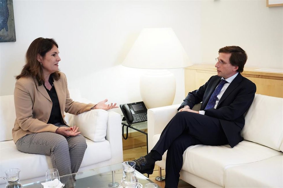 La candidata del PP al Ayuntamiento de Las Palmas de Gran Canaria, Jimena Delgado, con el alcalde de Madrid, José Luis Martínez Almeida