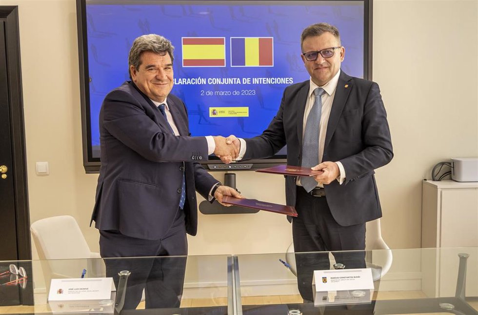 (I) El Ministro De Inclusión, Seguridad Social Y Migraciones, José Luis Escrivá, Con El Ministro De Trabajo Ysolidaridad Social De Rumanía, Marius-Constantin Budi (D), Durante Una Reunión En Madrid, El 2 De Marzo De 2023.
