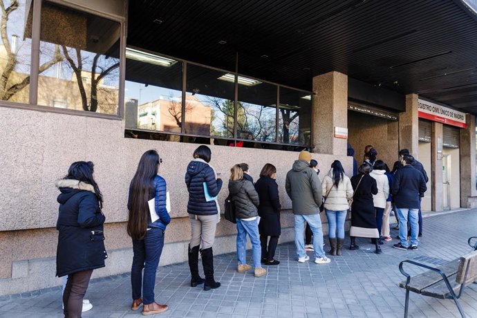 Diverses persones fan cua al Registre Civil de Madrid 