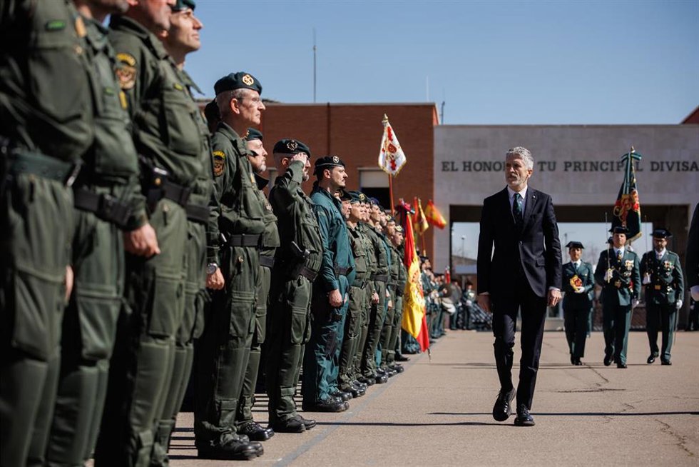 El ministro del Interior, Fernando Grande-Marlaska, pasa revista a su llegada a la celebración del 50 aniversario del Servicio de Desactivación de Explosivos y Defensa NRBQ de la Guardia Civil